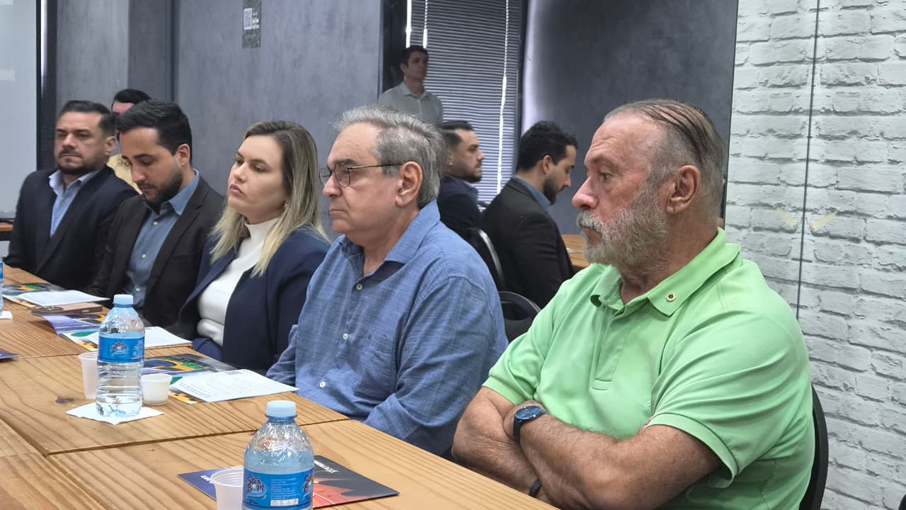 Candidato Álvaro Dias acompanhado da equipe de campanha